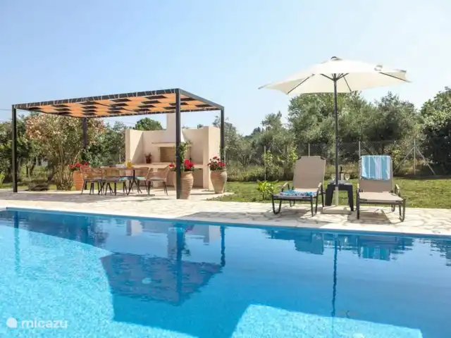 Privé zwembad met pergola en barbecueplaats